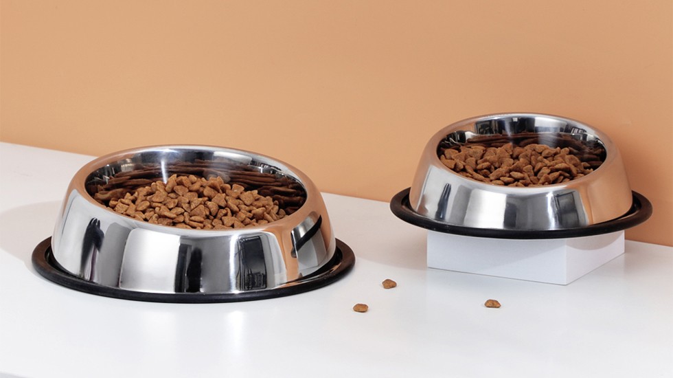 Inclined mouth pet bowl